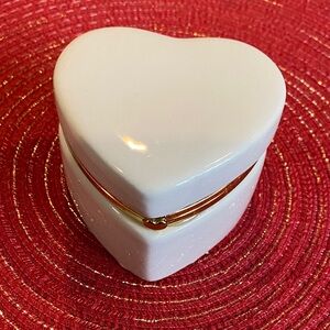 NWT Porcelain Ivory-Colored Trinket Box